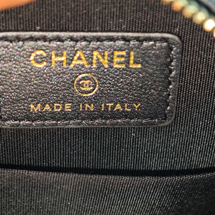 Chanel CC Matelassé Iridescent Cuir d’agneau Perle Rond Pochette avec chaîne