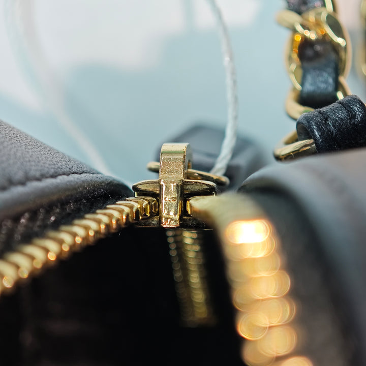 Chanel CC Matelassé Iridescent Cuir d’agneau Perle Rond Pochette avec chaîne