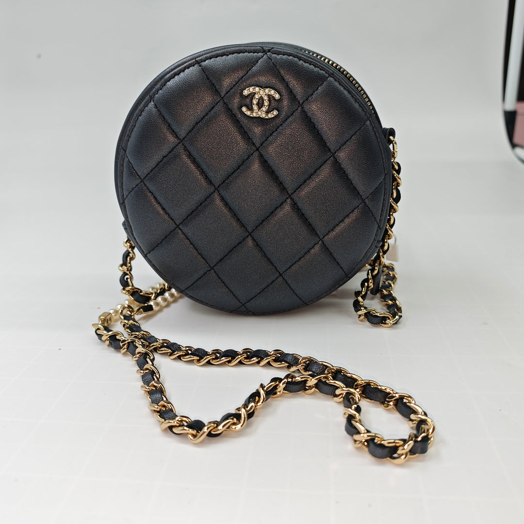 Chanel CC Matelassé Iridescent Cuir d’agneau Perle Rond Pochette avec chaîne