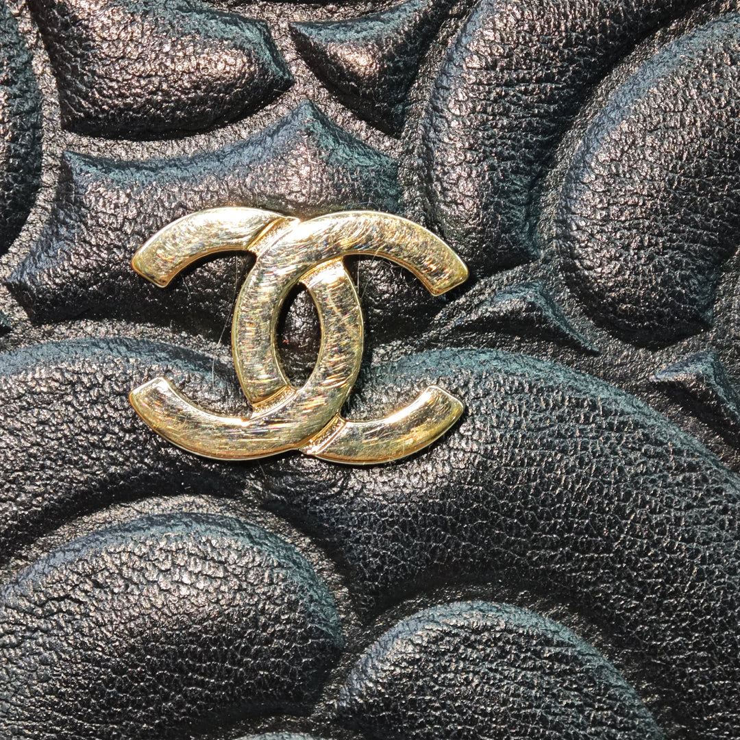 Chanel Mini Camellia embossé Cuir d’agneau Vanity avec chaîne