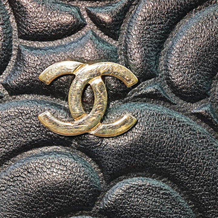 Chanel Mini Camellia embossé Cuir d’agneau Vanity avec chaîne