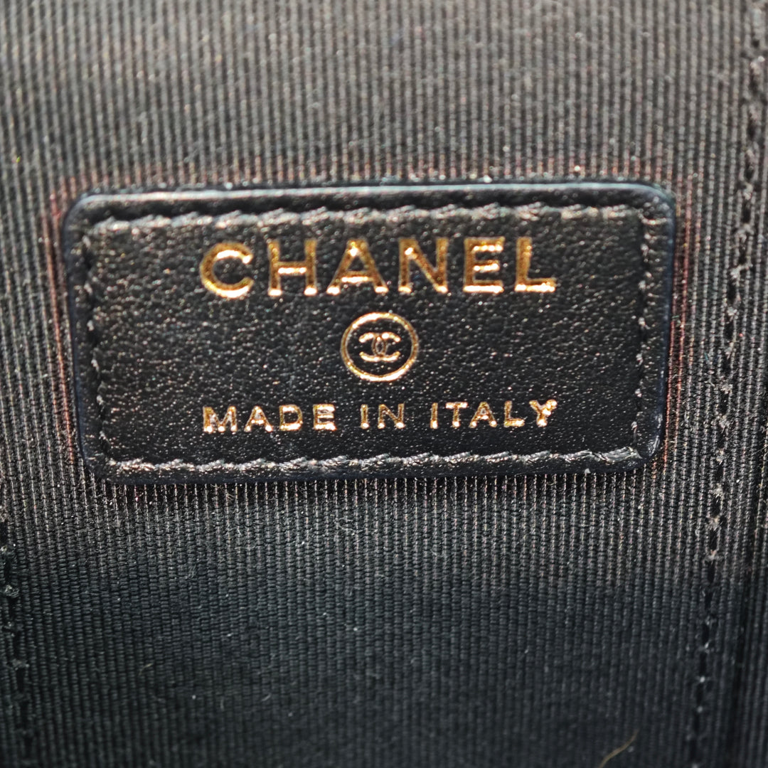 Chanel Mini Camellia embossé Cuir d’agneau Vanity avec chaîne