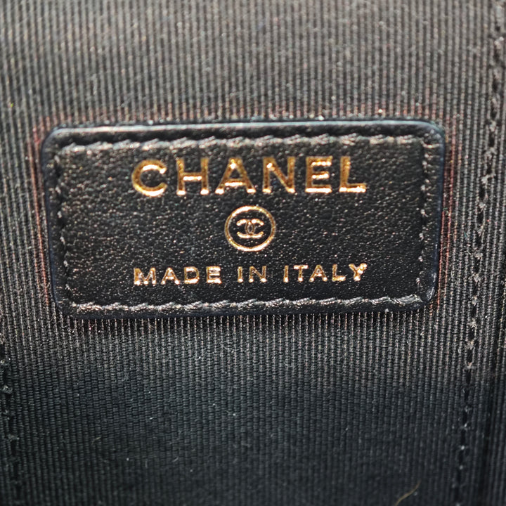 Chanel Mini Camellia embossé Cuir d’agneau Vanity avec chaîne