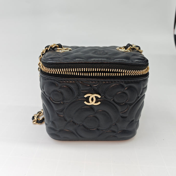 Chanel Mini Camellia embossé Cuir d’agneau Vanity avec chaîne
