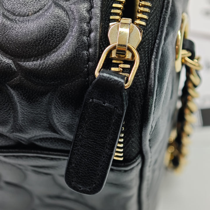 Chanel Mini Camellia embossé Cuir d’agneau Vanity avec chaîne