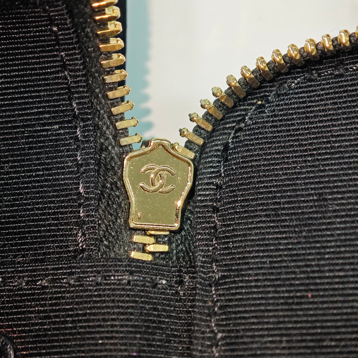 Chanel Mini Camellia embossé Cuir d’agneau Vanity avec chaîne