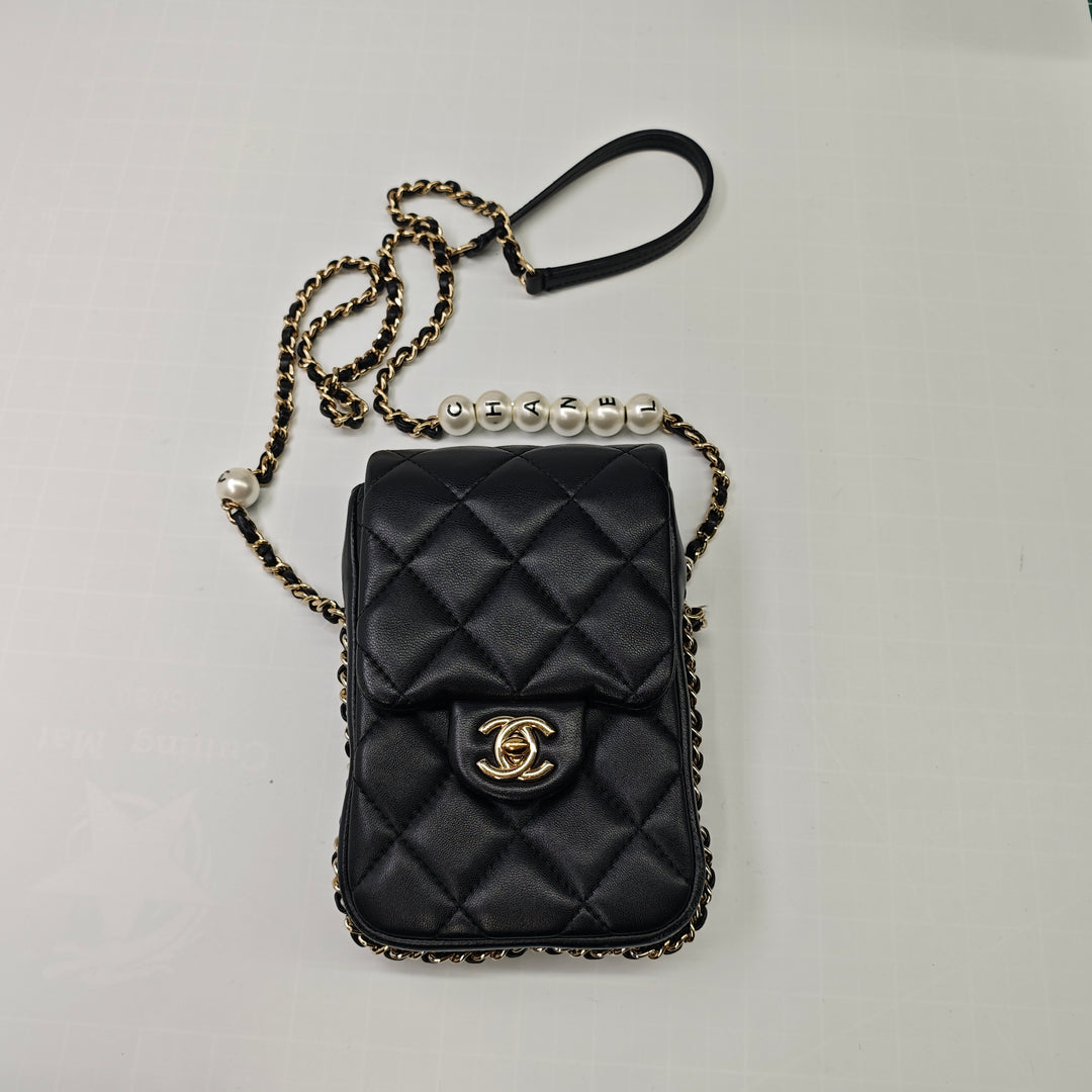 Chanel Matelassé Cuir d’agneau My Precious Perles Phone Holder avec chaîne