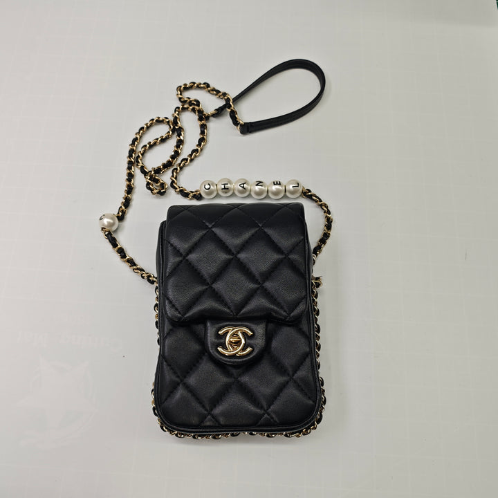 Chanel Matelassé Cuir d’agneau My Precious Perles Phone Holder avec chaîne
