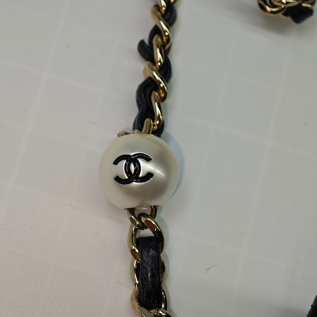 Chanel Matelassé Cuir d’agneau My Precious Perles Phone Holder avec chaîne