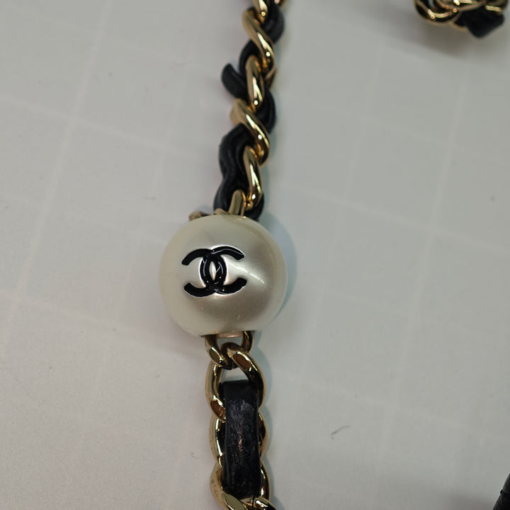 Chanel Matelassé Cuir d’agneau My Precious Perles Phone Holder avec chaîne