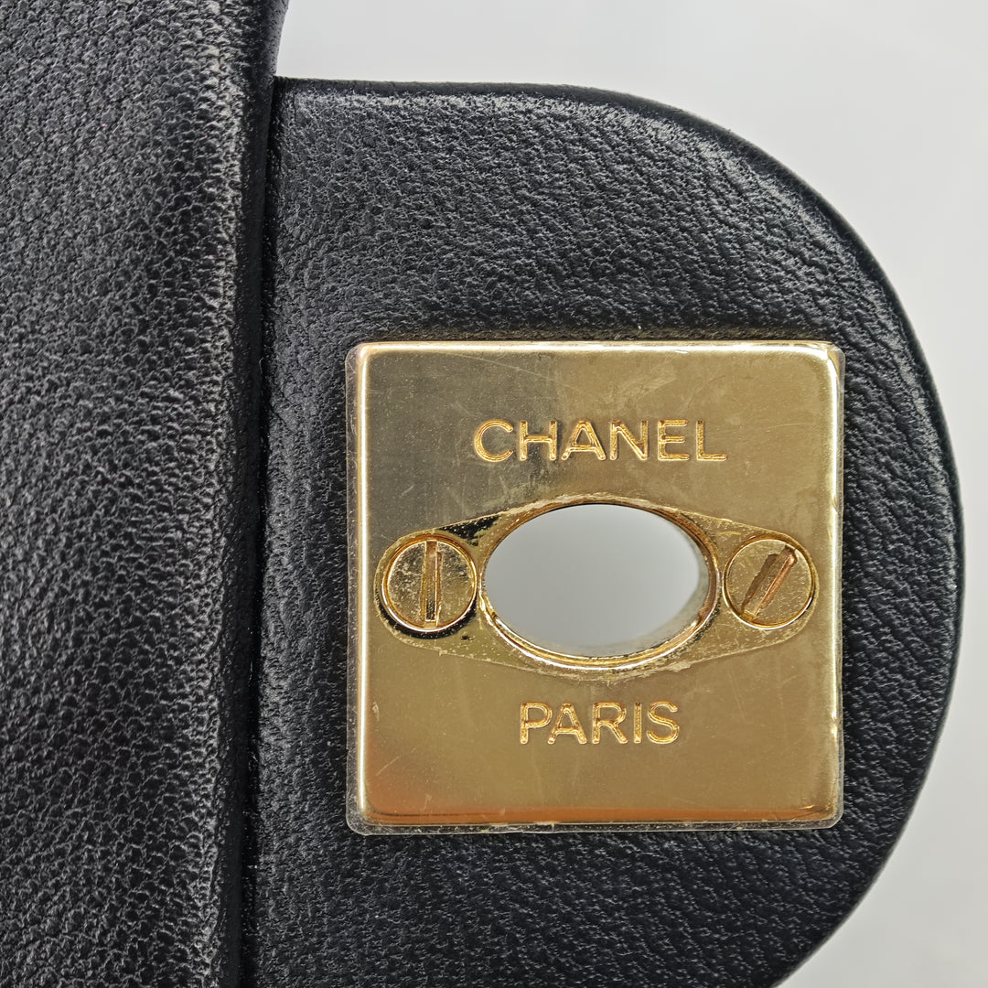Chanel Matelassé Cuir d’agneau My Precious Perles Phone Holder avec chaîne