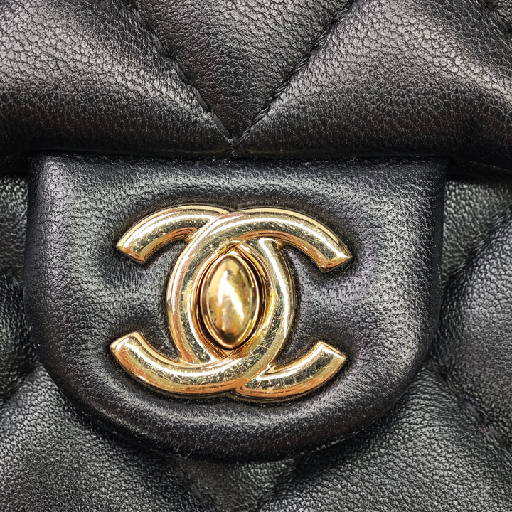 Chanel Matelassé Cuir d’agneau My Precious Perles Phone Holder avec chaîne