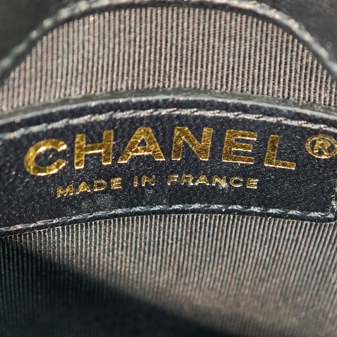 Chanel Matelassé Cuir d’agneau My Precious Perles Phone Holder avec chaîne