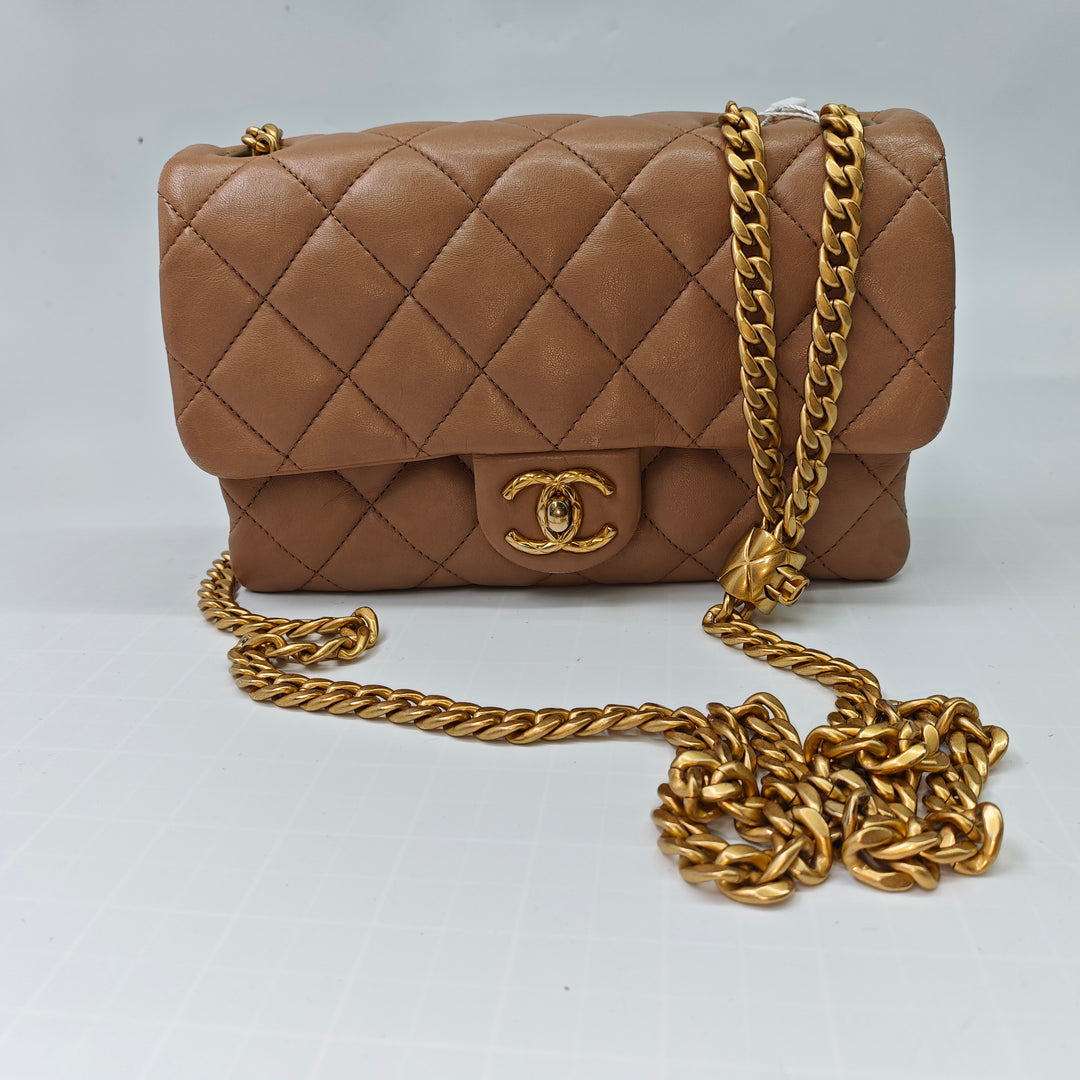 Chanel Small Matelassé Cuir d’agneau Pillow Crush à rabat