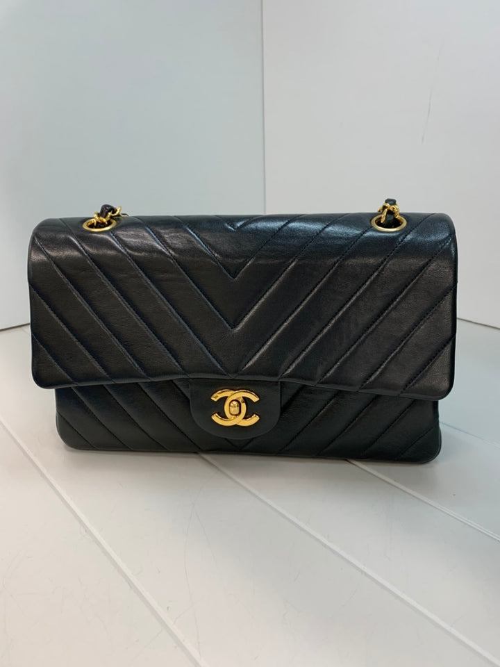 Chanel Medium Classic Chevron Crumpled Cuir de veau Double rabat