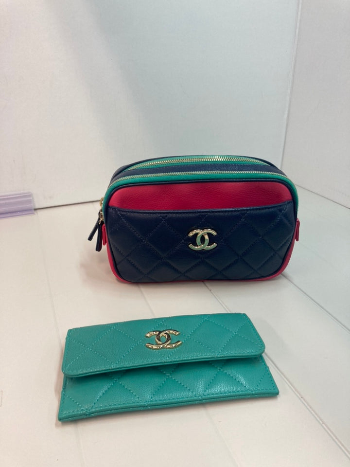 Chanel Tricolor Matelassé Cuir de chèvre In et Out Sac ceinture