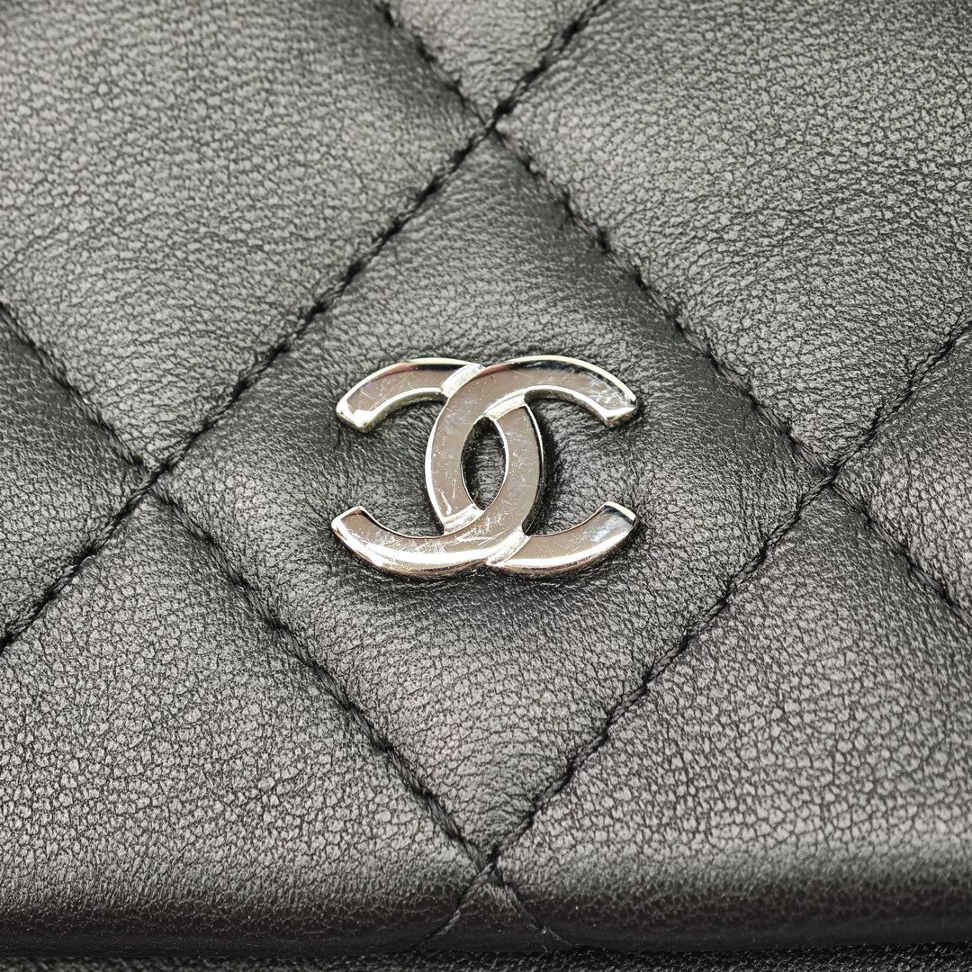 Chanel Matelassé Cuir d’agneau CC Beauty Foldover Pochette
