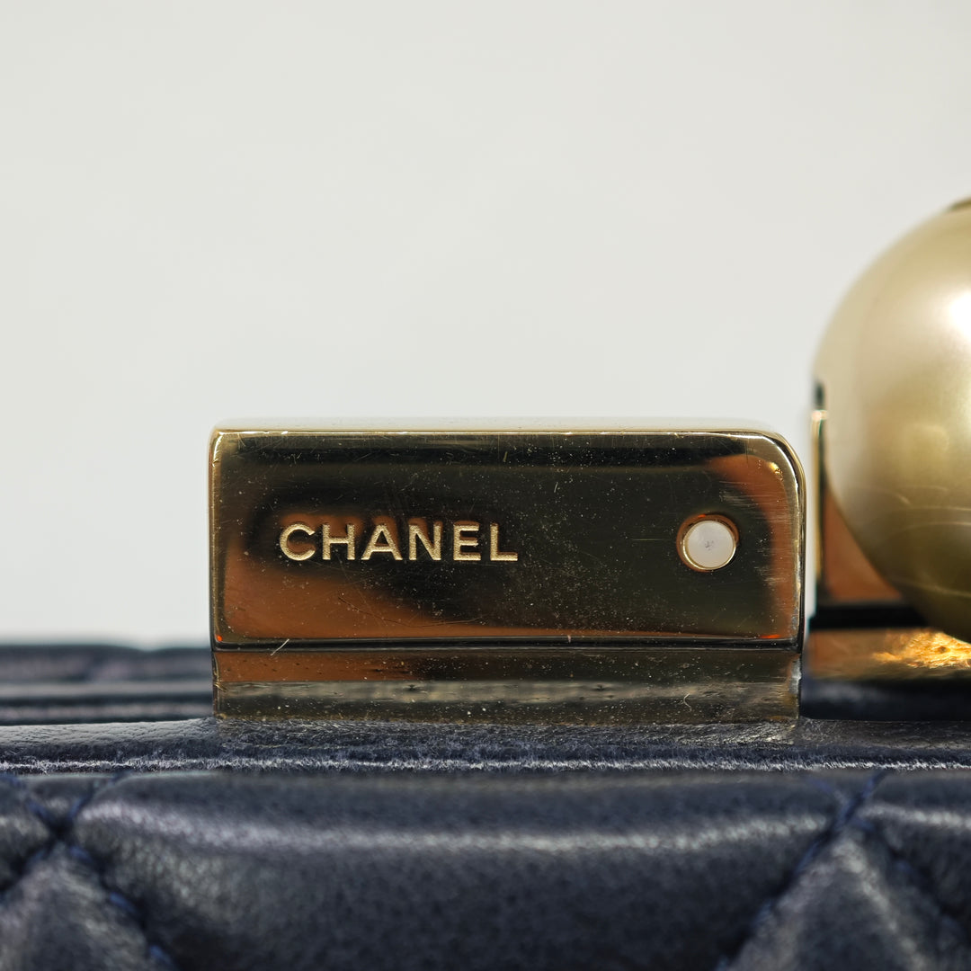 Chanel CC Matelassé Cuir d’agneau Perle Evening Baguette Pochette