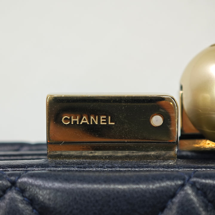Chanel CC Matelassé Cuir d’agneau Perle Evening Baguette Pochette