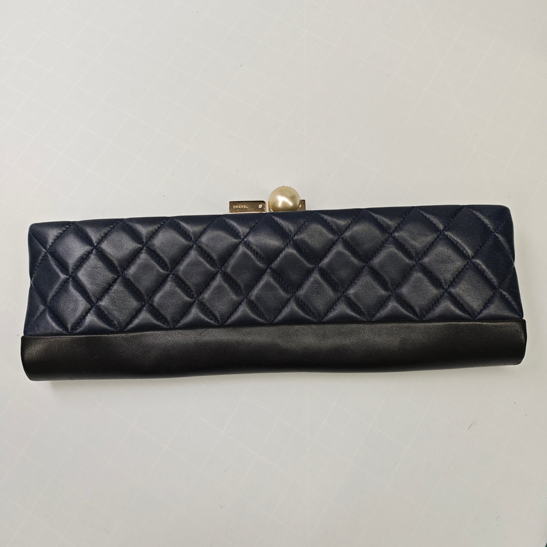 Chanel CC Matelassé Cuir d’agneau Perle Evening Baguette Pochette