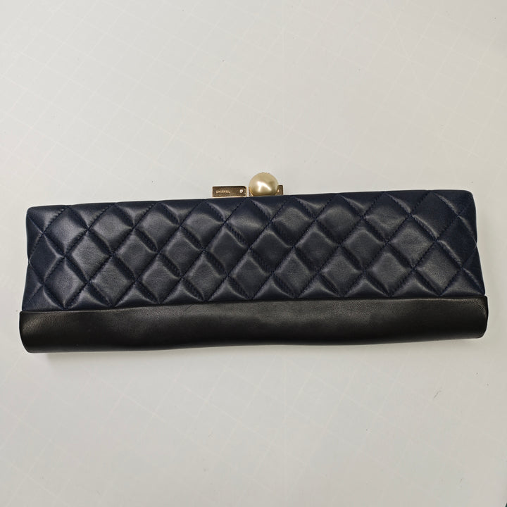 Chanel CC Matelassé Cuir d’agneau Perle Evening Baguette Pochette