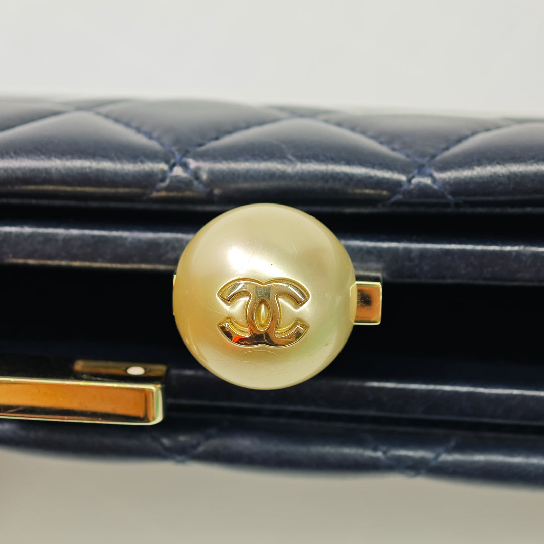 Chanel CC Matelassé Cuir d’agneau Perle Evening Baguette Pochette