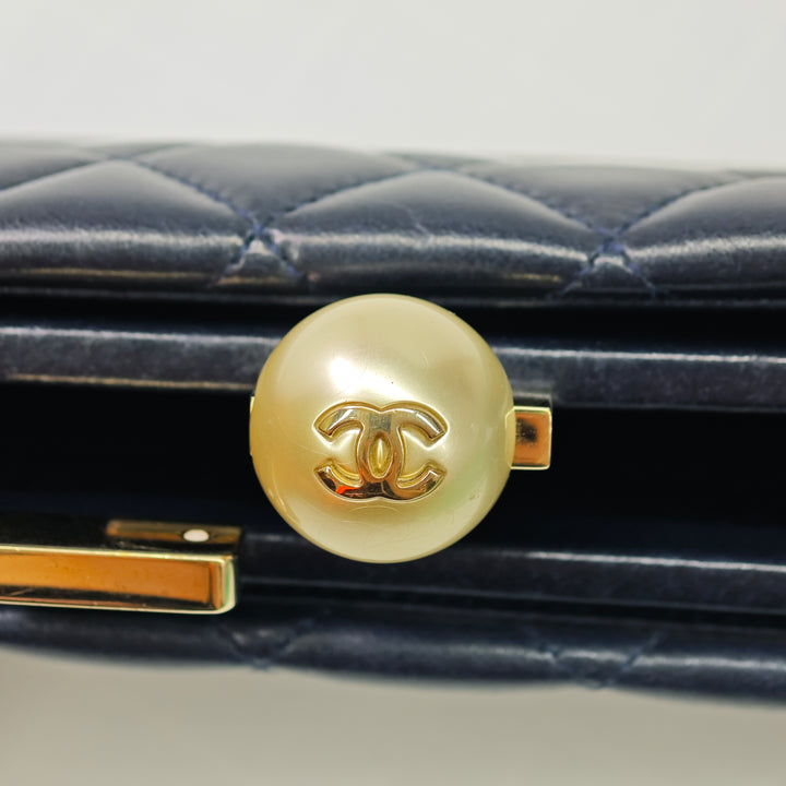 Chanel CC Matelassé Cuir d’agneau Perle Evening Baguette Pochette