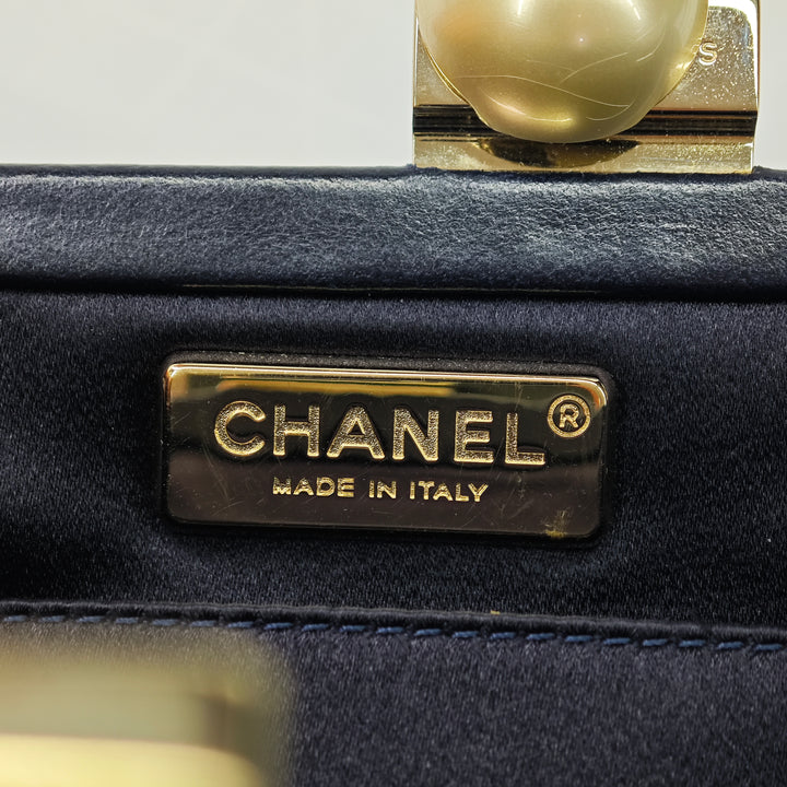 Chanel CC Matelassé Cuir d’agneau Perle Evening Baguette Pochette