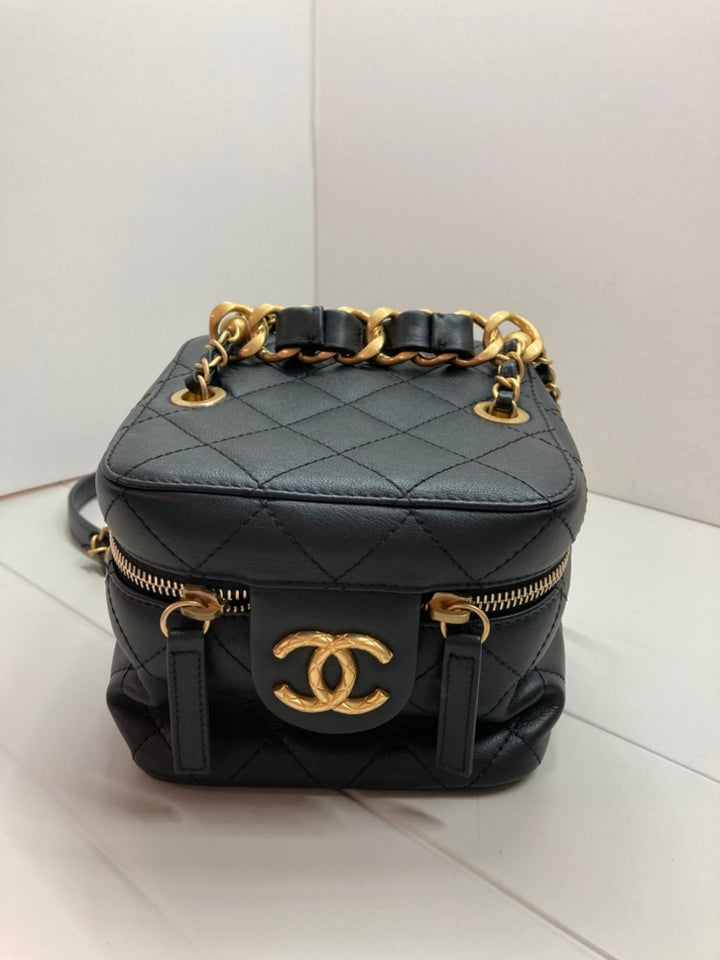 Chanel Small Matelassé Cuir de veau Chain Bar Vanity avec chaîne