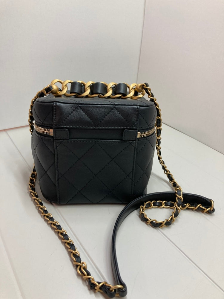 Chanel Small Matelassé Cuir de veau Chain Bar Vanity avec chaîne