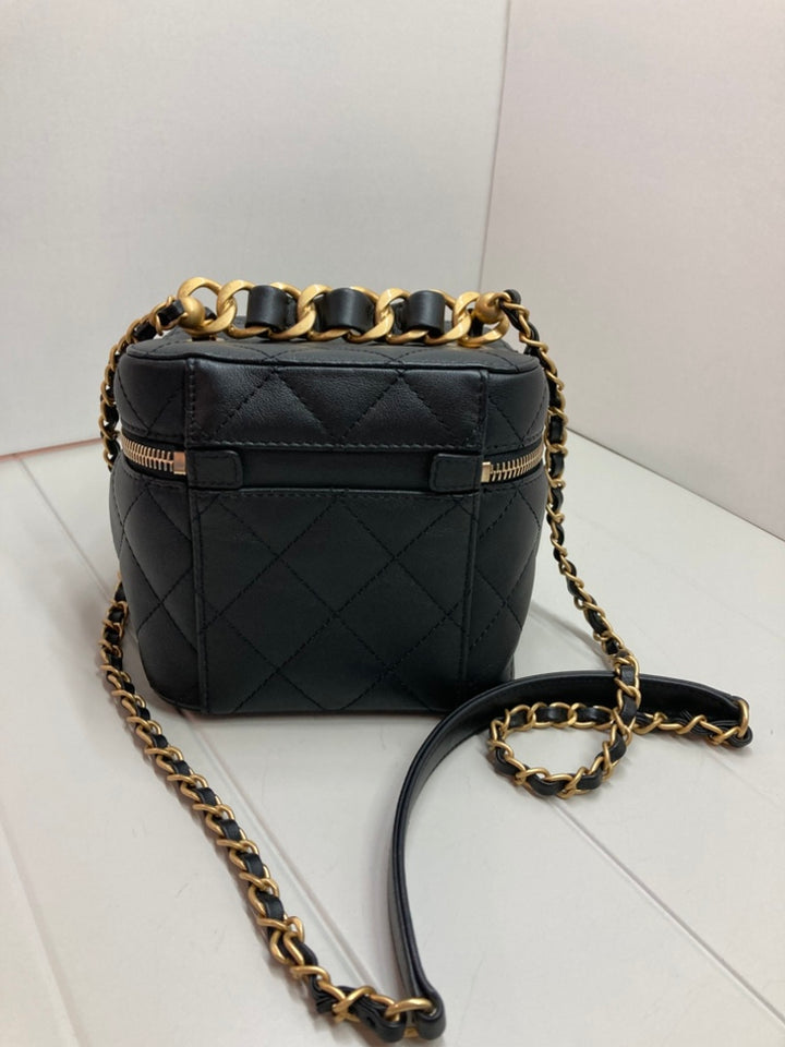 Chanel Small Matelassé Cuir de veau Chain Bar Vanity avec chaîne
