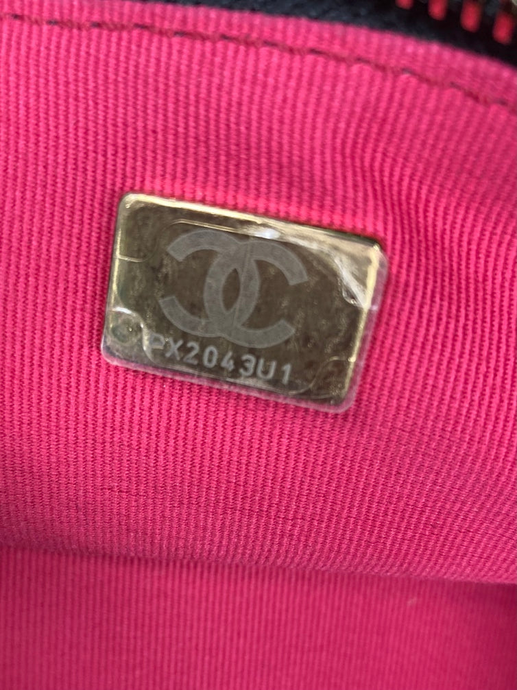 Chanel Small Matelassé Cuir de veau Chain Bar Vanity avec chaîne