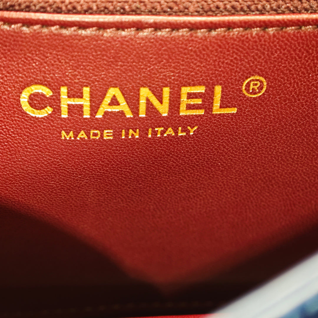 Chanel Small Matelassé Cuir de veau Straight Lined à rabat