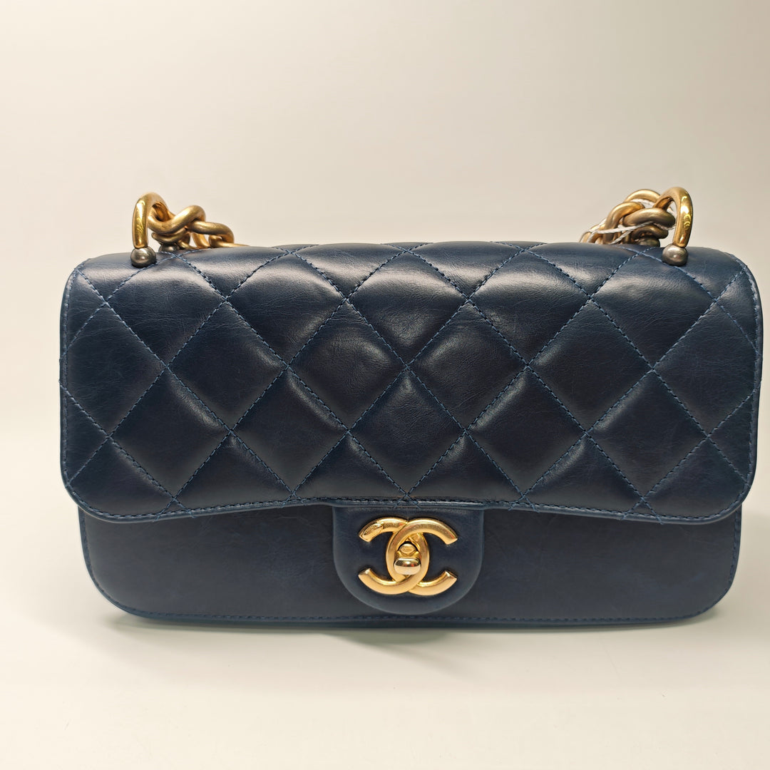 Chanel Small Matelassé Cuir de veau Straight Lined à rabat