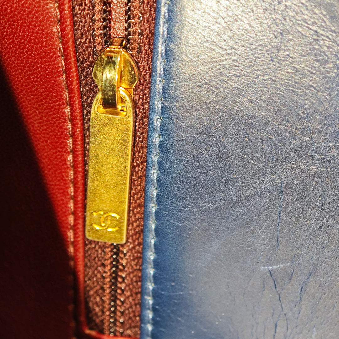 Chanel Small Matelassé Cuir de veau Straight Lined à rabat