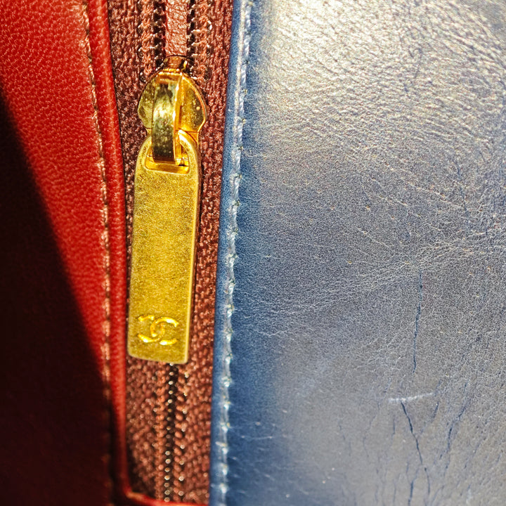 Chanel Small Matelassé Cuir de veau Straight Lined à rabat