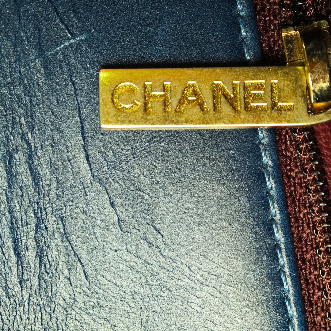 Chanel Small Matelassé Cuir de veau Straight Lined à rabat