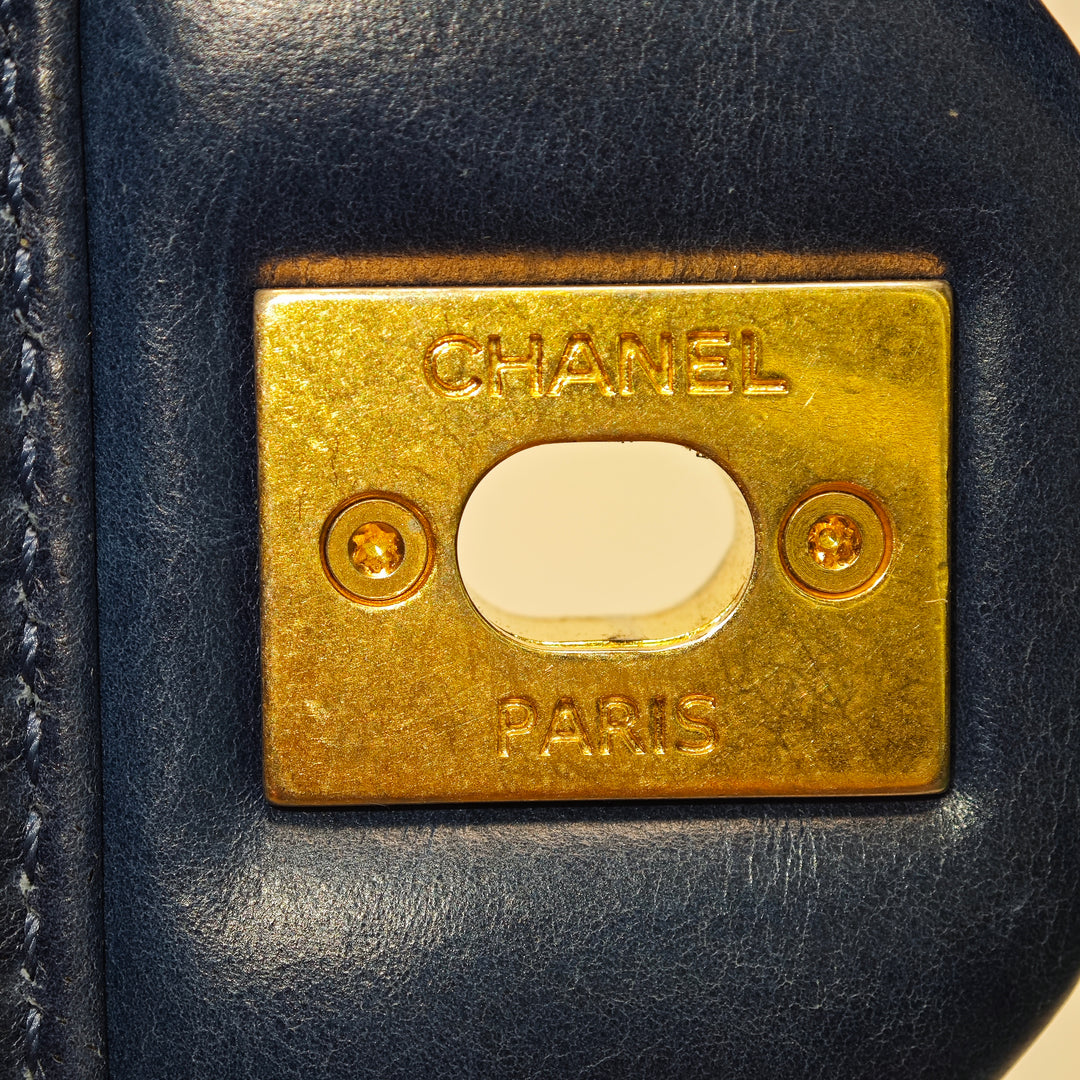 Chanel Small Matelassé Cuir de veau Straight Lined à rabat