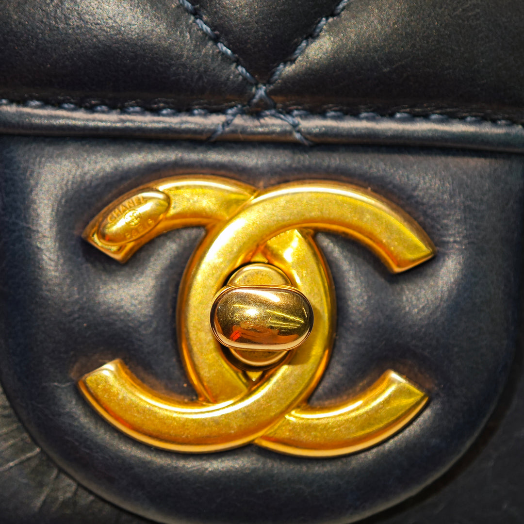 Chanel Small Matelassé Cuir de veau Straight Lined à rabat