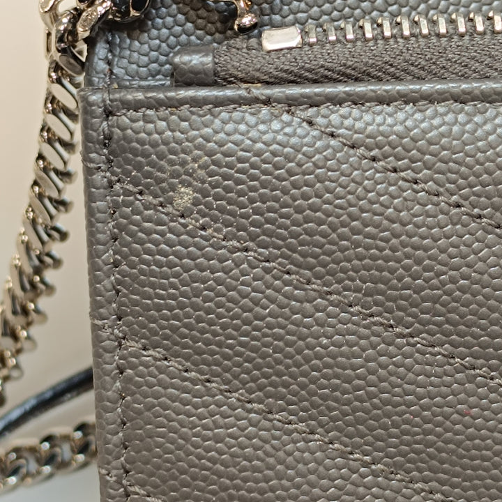 Saint Laurent Grain De Poudre Chevron Cassandre Envelope Chain Portefeuille
