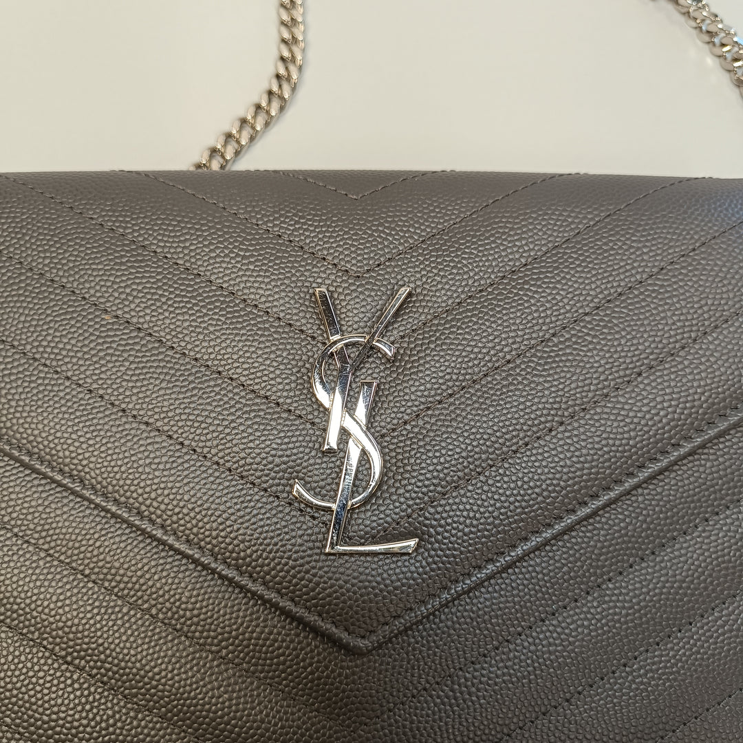 Saint Laurent Grain De Poudre Chevron Cassandre Envelope Chain Portefeuille