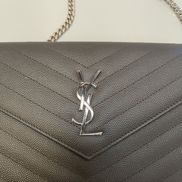 Saint Laurent Grain De Poudre Chevron Cassandre Envelope Chain Portefeuille