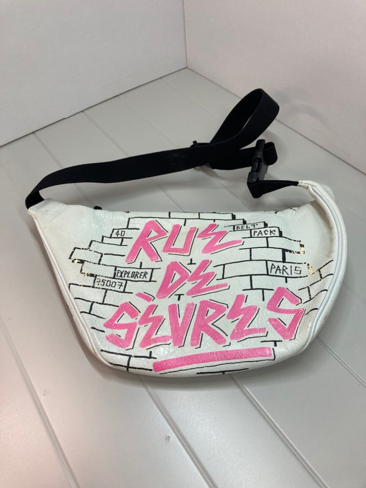 Balenciaga Cuir d’agneau Graffiti Explorer Sac ceinture