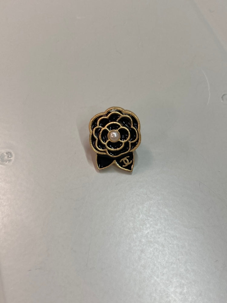 Chanel CC plaqué Émail Perles fantaisie Camellia Pin Broche