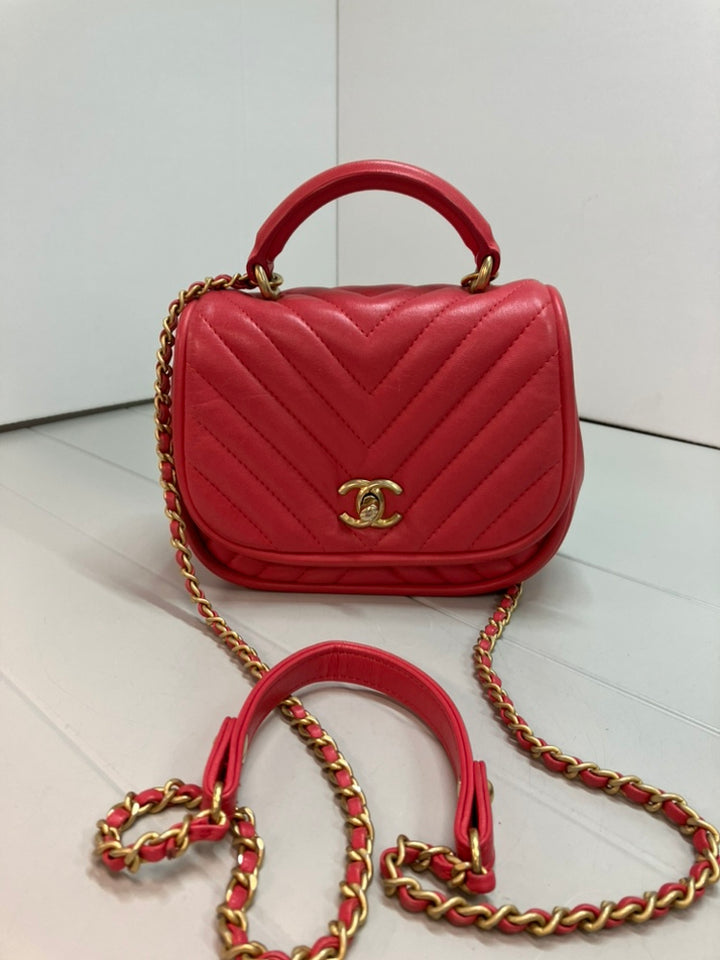 Chanel Mini CC Chevron Cuir d’agneau Reversed Rond à rabat
