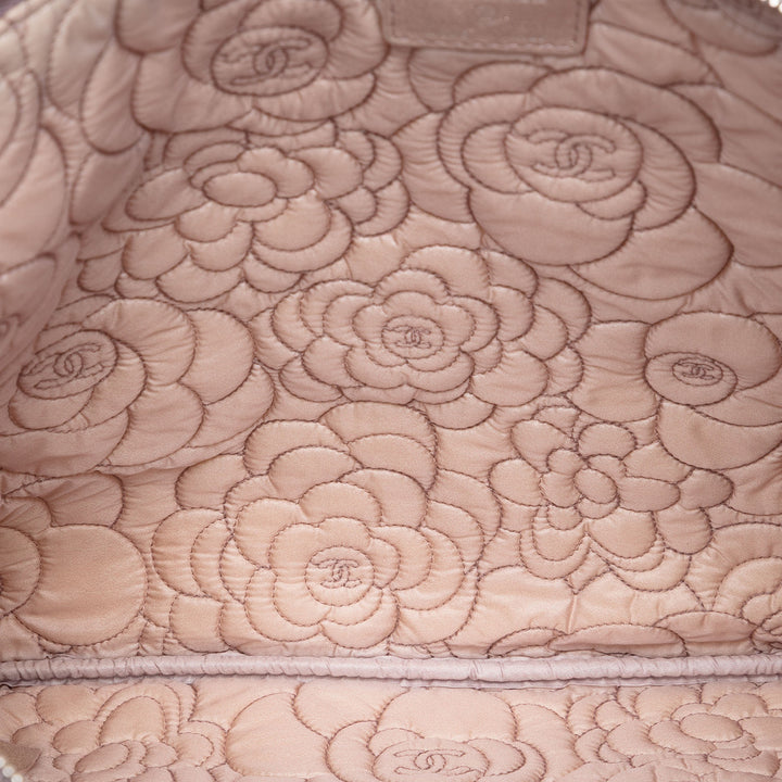 Chanel Large CC embossé Metallic Cuir d’agneau Camellia O Étui Pochette