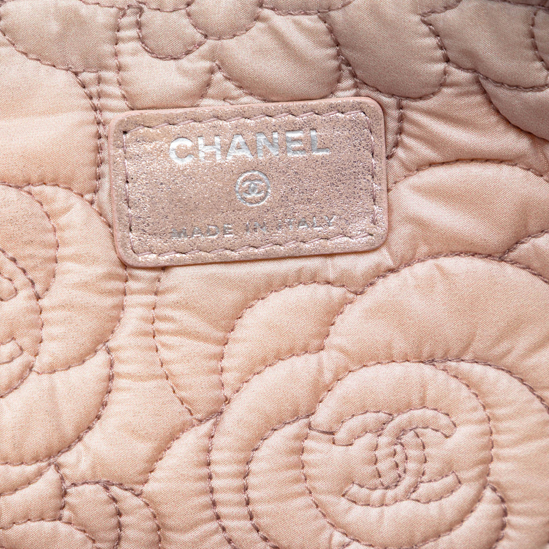 Chanel Large CC embossé Metallic Cuir d’agneau Camellia O Étui Pochette