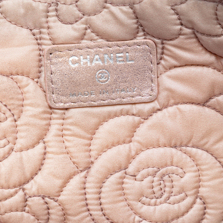 Chanel Large CC embossé Metallic Cuir d’agneau Camellia O Étui Pochette