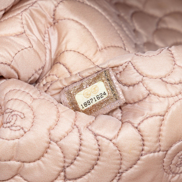 Chanel Large CC embossé Metallic Cuir d’agneau Camellia O Étui Pochette