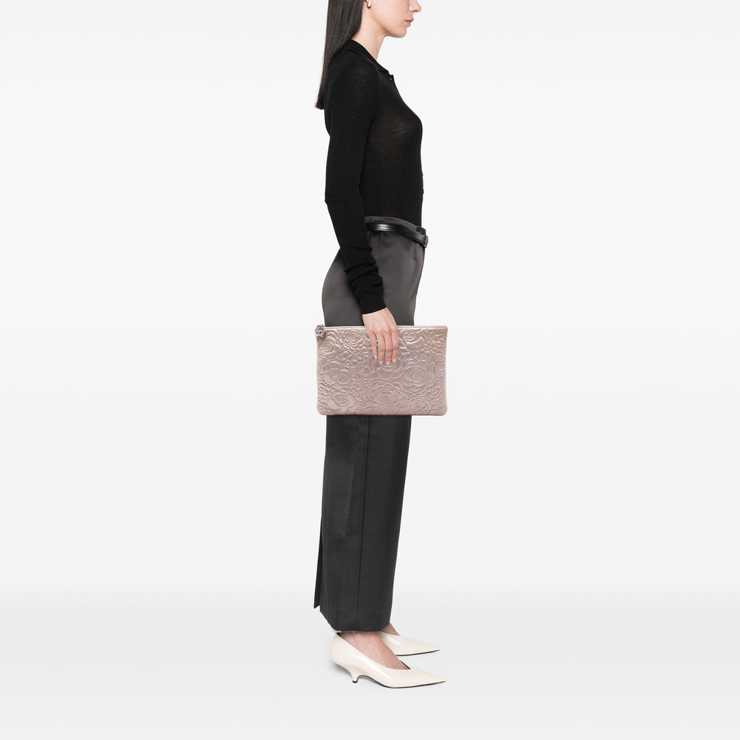Chanel Large CC embossé Metallic Cuir d’agneau Camellia O Étui Pochette
